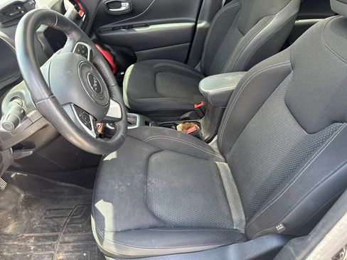 Used 2023 Jeep Renegade Latitude w/ Sun/Sound Group AWD/4WD image 3
