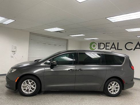 Used 2017 Chrysler Pacifica Touring image 8