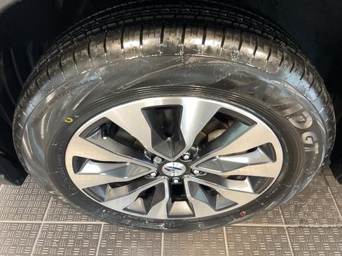 Used 2025 Subaru Outback Touring AWD/4WD image 5