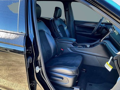 Used 2024 Jeep Grand Cherokee L Altitude image 7