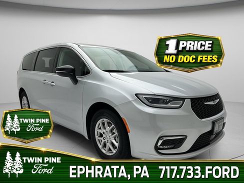 Used 2024 Chrysler Pacifica Touring-L FWD image 1