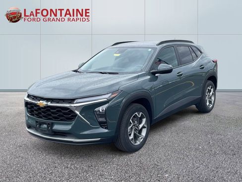 Used 2025 Chevrolet Trax LT FWD image 1