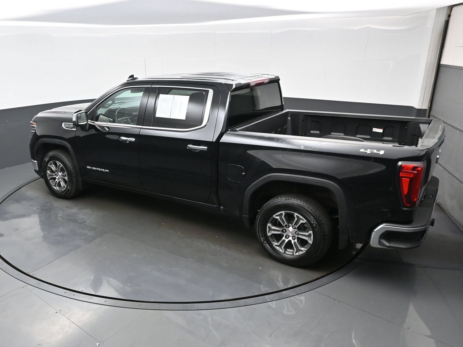 Used 2025 GMC Sierra 1500 SLT AWD/4WD image 35