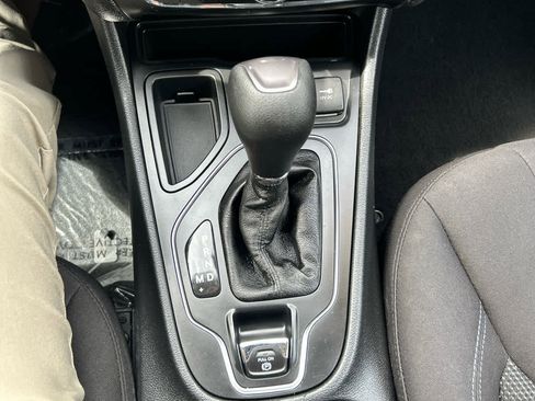 Used 2019 Jeep Cherokee Latitude w/ Popular Appearance Group image 20