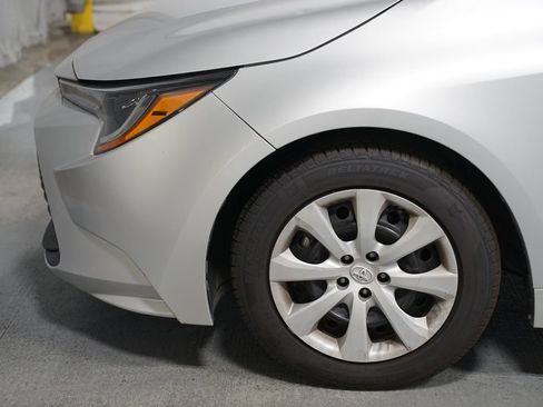 Used 2023 Toyota Corolla LE FWD image 5