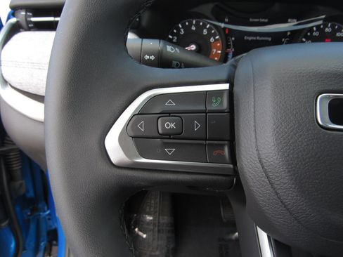 Used 2025 Jeep Compass Latitude image 24