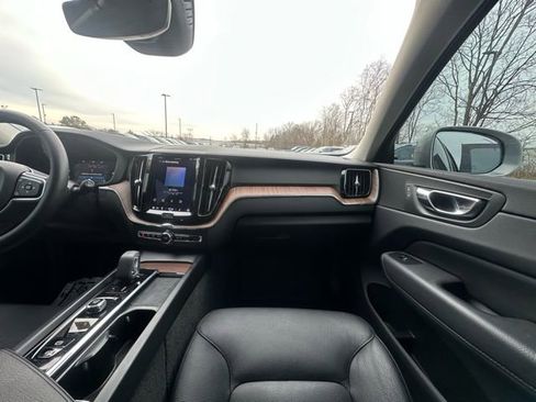 Used 2022 Volvo XC60 B5 Momentum w/ Climate Package image 27