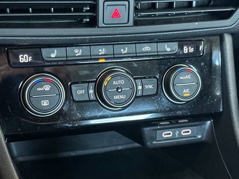 Certified 2024 Volkswagen Jetta SE w/ Panoramic Sunroof Package image 19