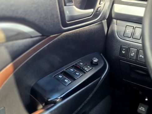 Used 2019 Toyota Highlander Limited Platinum AWD/4WD image 17