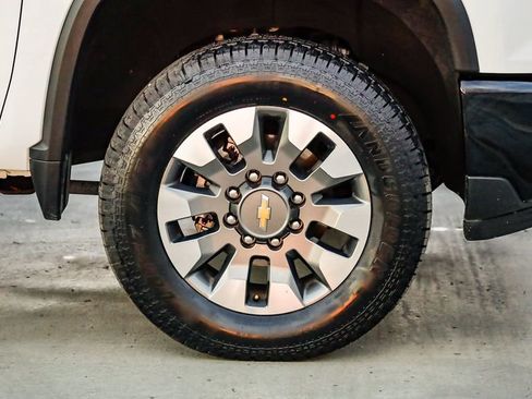 Used 2024 Chevrolet Silverado 2500 Custom w/ Custom Value Package image 10