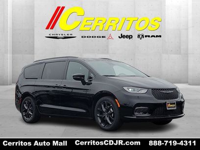 New 2026 Chrysler Pacifica Limited w/ S Appearance Package