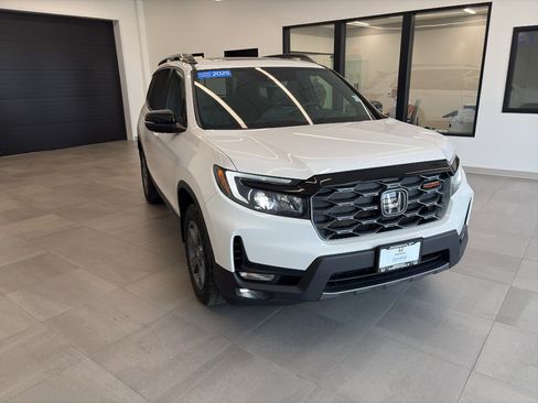 Certified 2025 Honda Passport TrailSport image 1