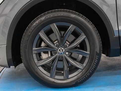 Used 2024 Volkswagen Tiguan SE AWD/4WD image 2