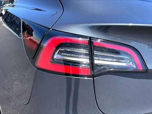 Used 2022 Tesla Model 3 Long Range AWD/4WD image 26