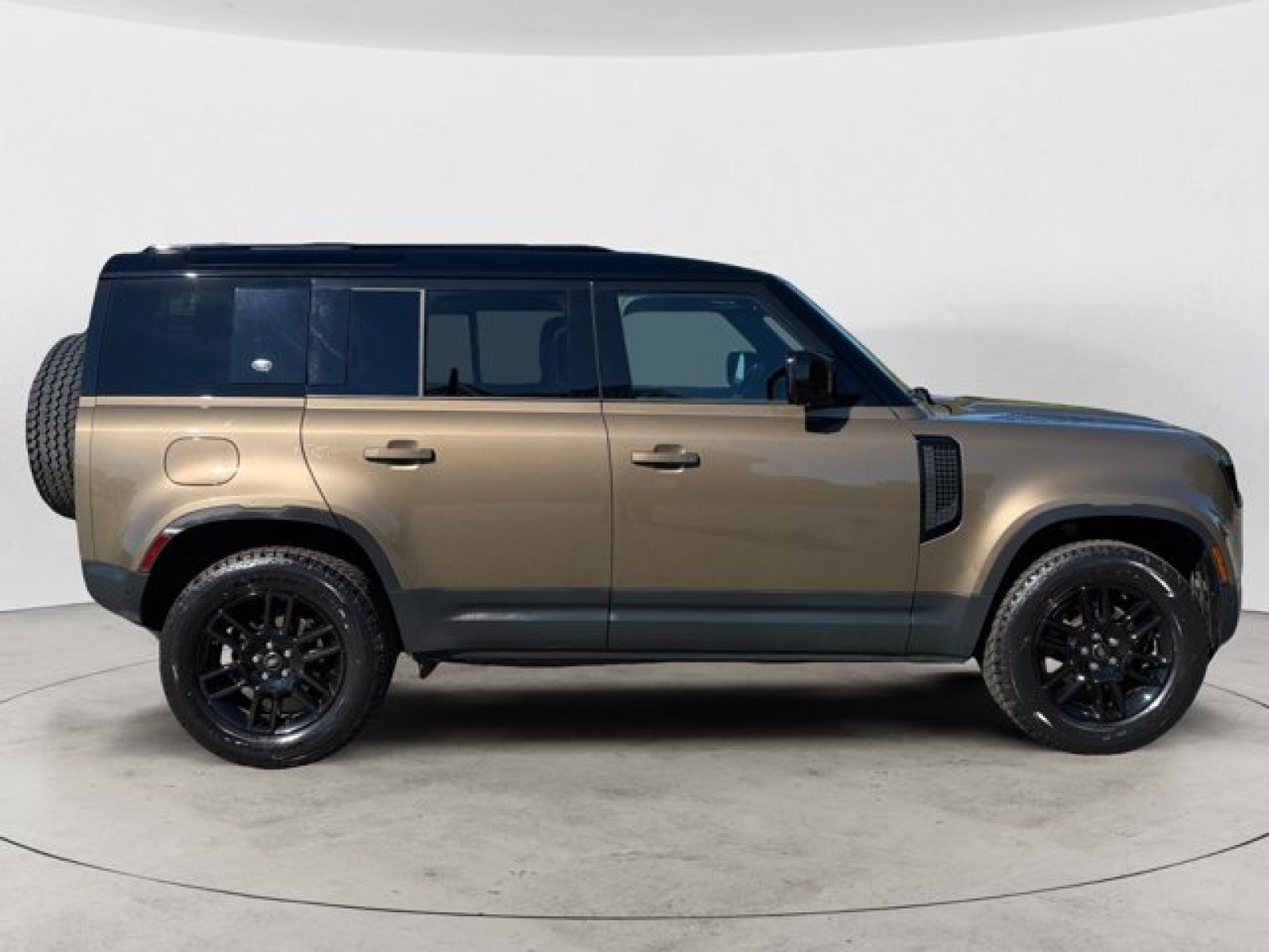 Used 2024 Land Rover Defender 110 S AWD/4WD image 3