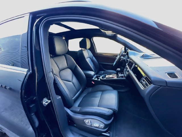 Certified 2026 Porsche Macan AWD/4WD image 30