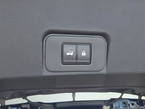 Used 2025 Nissan Rogue SV AWD/4WD image 16