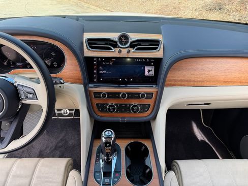 Used 2023 Bentley Bentayga image 4