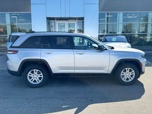 Used 2023 Jeep Grand Cherokee Laredo AWD/4WD image 40