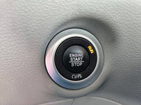 Used 2023 Chrysler Pacifica Touring-L FWD image 21