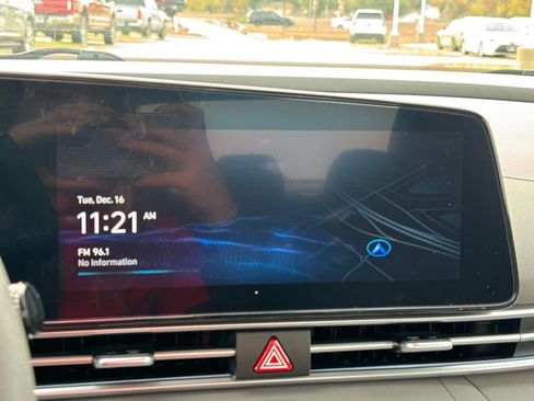 Used 2024 Hyundai Elantra SEL image 17