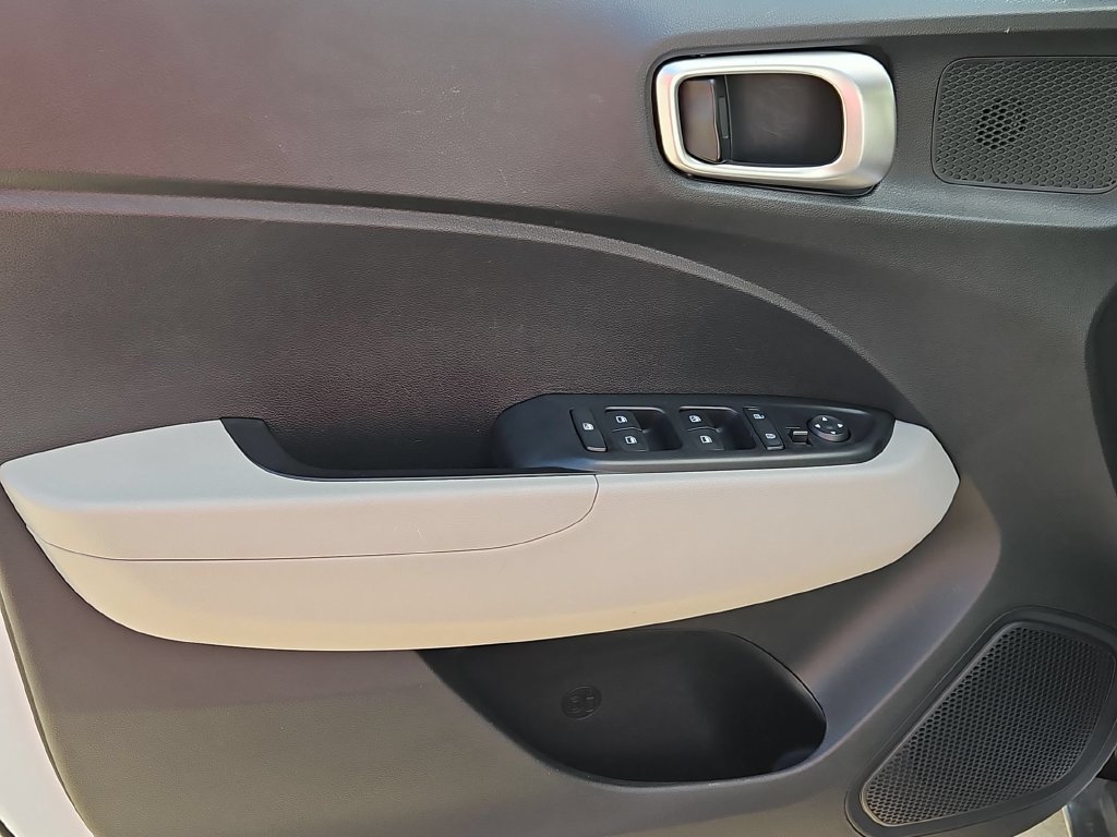 Used 2025 Hyundai Venue SEL FWD image 11