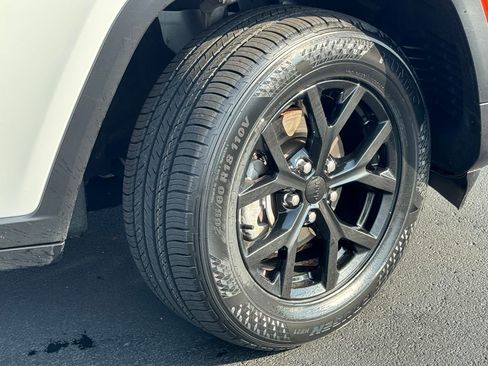 Used 2024 Jeep Grand Cherokee Altitude AWD/4WD image 9
