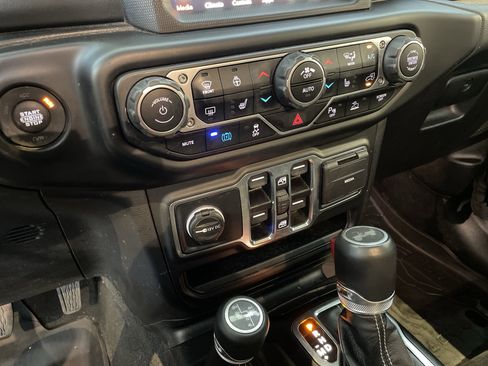 Used 2022 Jeep Wrangler Unlimited Sahara w/ Cold Weather Group AWD/4WD image 28