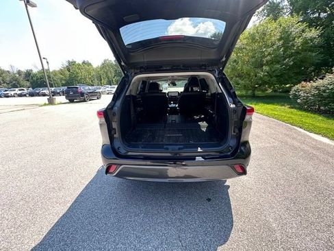 Used 2023 Toyota Highlander Limited AWD/4WD image 10
