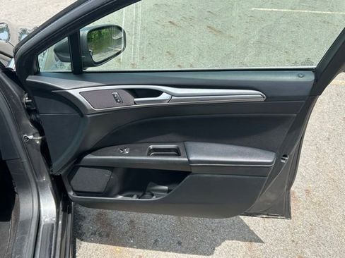 Used 2017 Ford Fusion SE w/ Fusion SE Technology Package FWD image 18