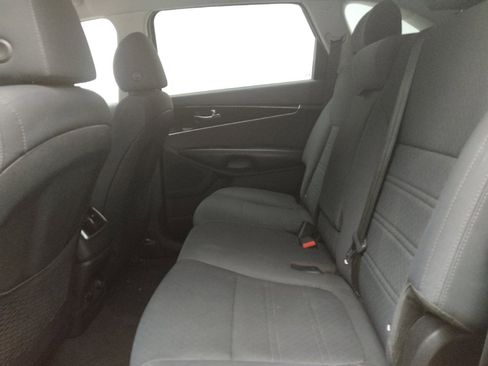 Used 2019 Kia Sorento LX image 18