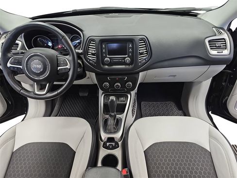 Used 2018 Jeep Compass Latitude image 9