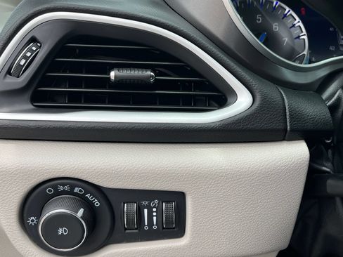 Used 2024 Chrysler Pacifica Touring-L FWD image 30