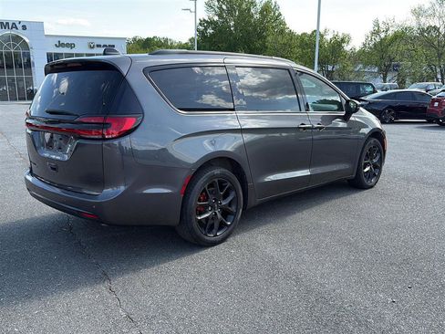 Used 2023 Chrysler Pacifica Touring-L w/ S Appearance Package image 4