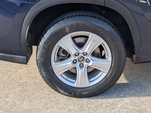 Used 2022 Toyota Highlander LE FWD image 3