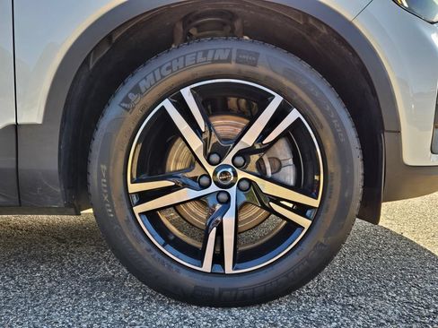 Used 2023 Volvo XC40 B5 Plus AWD/4WD image 10
