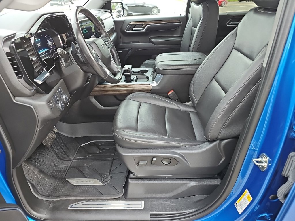 Used 2023 Chevrolet Silverado 1500 RST w/ Convenience Package II AWD/4WD image 2
