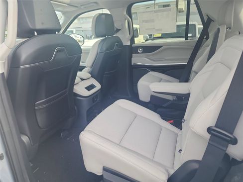 New 2026 Lincoln Navigator Reserve AWD/4WD image 18