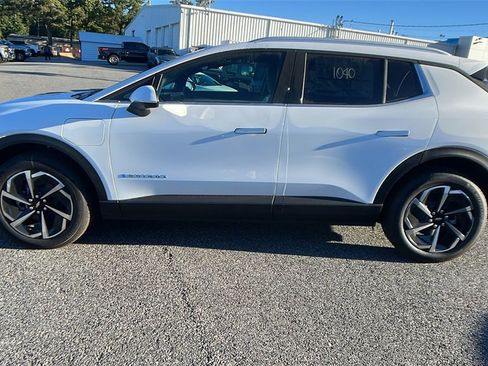 New 2026 Chevrolet Equinox EV LT image 7