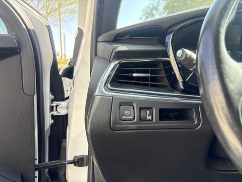Used 2020 Cadillac XT5 Premium Luxury AWD/4WD image 23