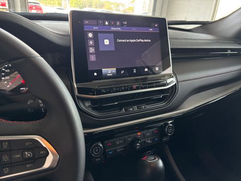 Used 2025 Jeep Compass Trailhawk image 21