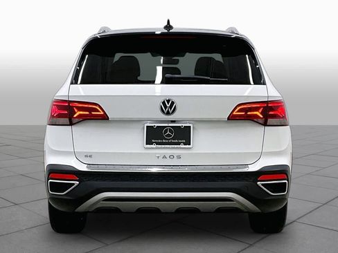 Used 2023 Volkswagen Taos SE w/ Panoramic Sunroof Package FWD image 5