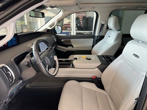 Certified 2025 Ford Expedition Max Platinum w/ Driver's Package AWD/4WD image 17