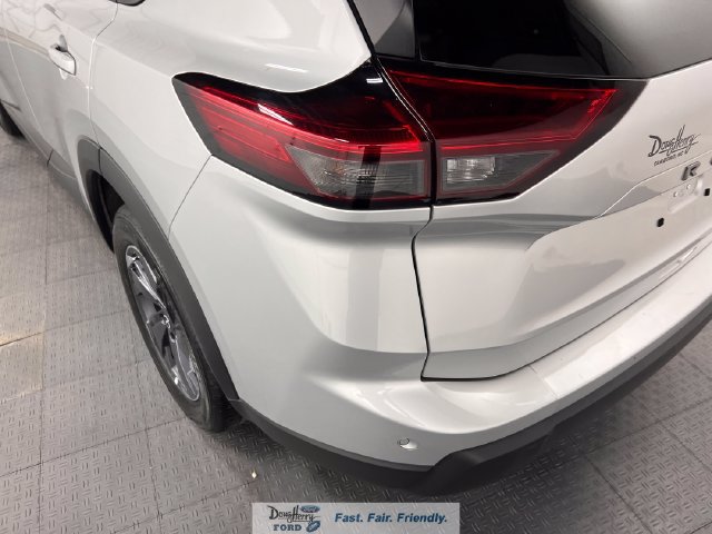 Used 2025 Nissan Rogue SV FWD image 12
