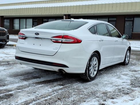Used 2017 Ford Fusion SE w/ Fusion SE Technology Package image 5