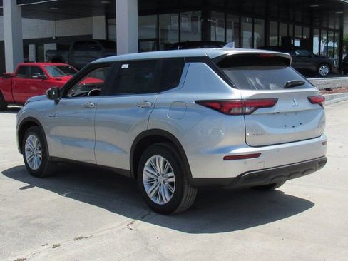 New 2025 Mitsubishi Outlander ES image 5