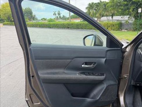 Used 2025 Nissan Kicks SV AWD/4WD image 21