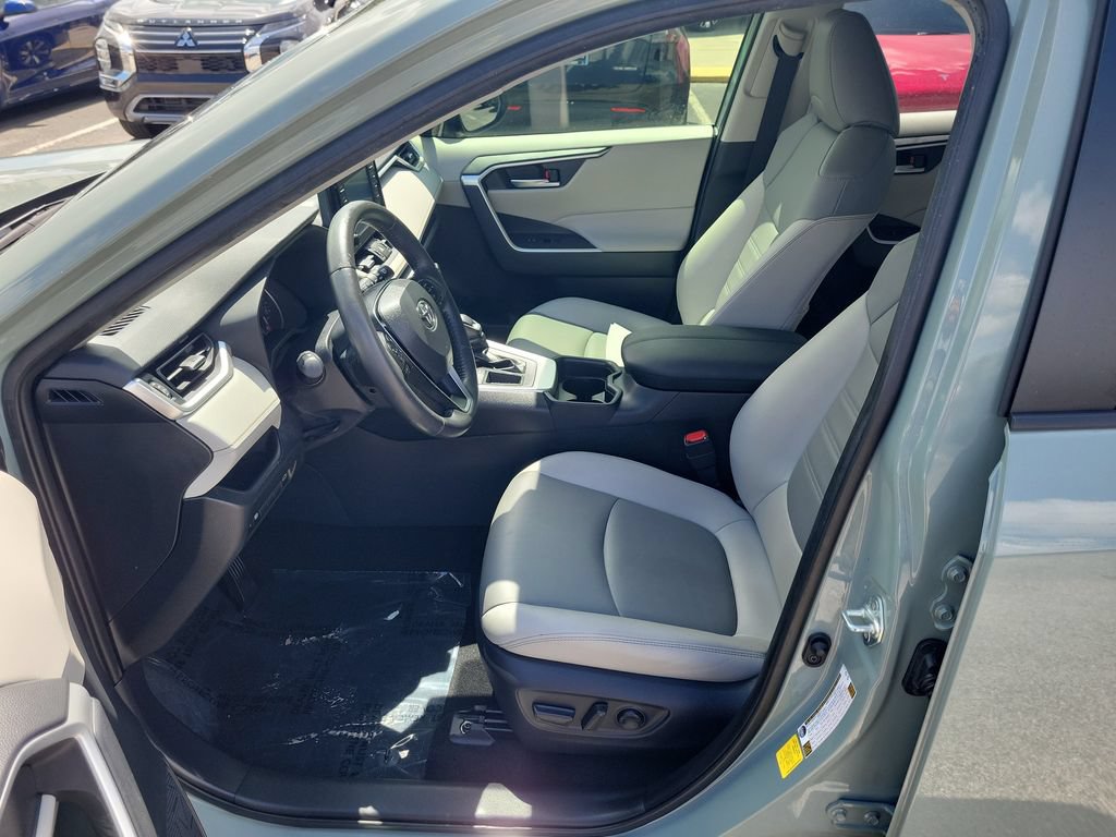 Used 2020 Toyota RAV4 XLE Premium FWD image 15
