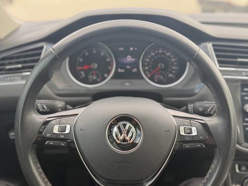 Used 2018 Volkswagen Tiguan SE w/ Panoramic Sunroof Package FWD image 14