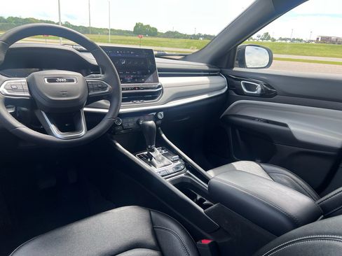 Used 2025 Jeep Compass Limited image 17